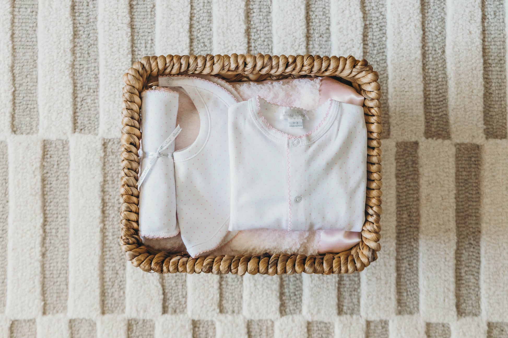 Polka dot 3-piece set for baby in a wicker basket